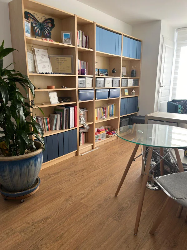 Bureau de Natalie Gestalt avec une bibliothèque en arrière-plan